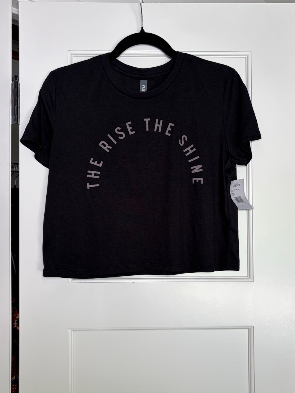 NWT Vuori Black Cropped Graphic "The Rise The Shine" Tee (Small)